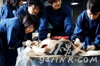 女尸宰杀过程组图倒吊宰杀年轻女尸图片