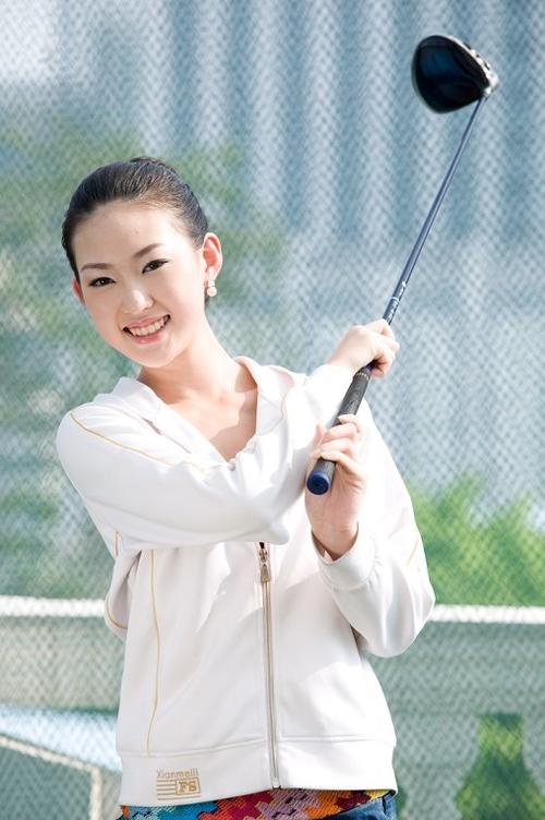 年8月25日圆满落下帷幕,年仅18岁的哈尔滨姑娘崔馨月凭借完美的外型