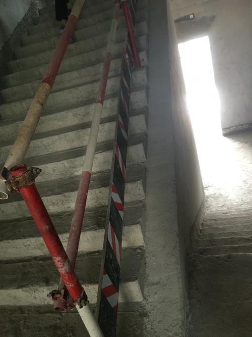 楼梯踢脚板有缝隙