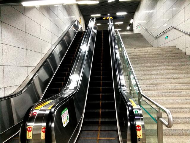 上海地铁12号线复兴岛站的电梯