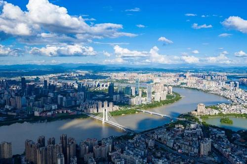 周文高在节目中介绍,惠州高度重视生态文明建设工作,污染防治攻坚战