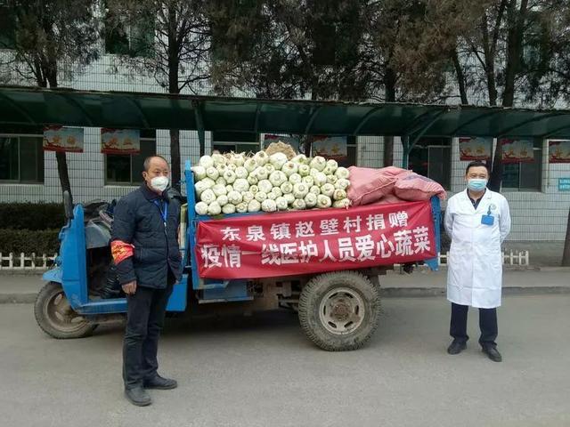 平遥老农民开着三轮车,给抗疫一线捐送万斤蔬菜
