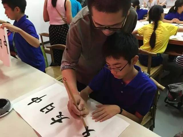 参观了九峰古民居,黄岩博物馆,永宁公园等名胜景点,亲临王坚书法工作