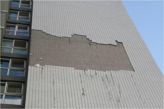 外墙防水不规范造成大面积瓷砖脱落
