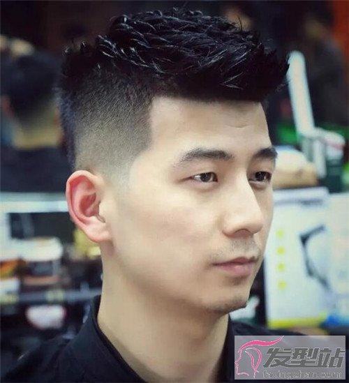 油头本就时髦成熟,两边铲青加上纹理油头定型,帅气度满分.