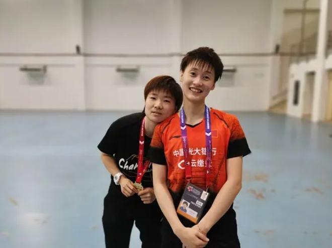 出生在江苏,从小就被父母送到了体校,在体校一直学习打羽毛球,在体校