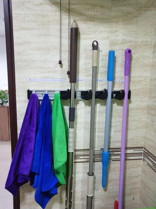 清洁工具分类摆放并进行标示.