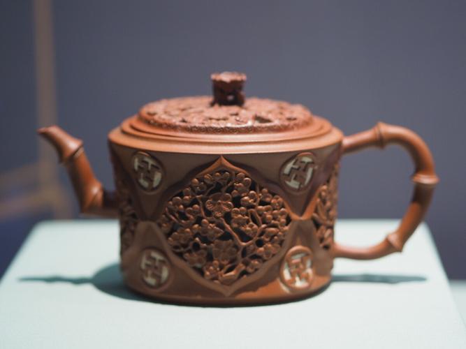 清康熙镂雕贴塑梅纹紫砂壶中国茶叶博物馆藏