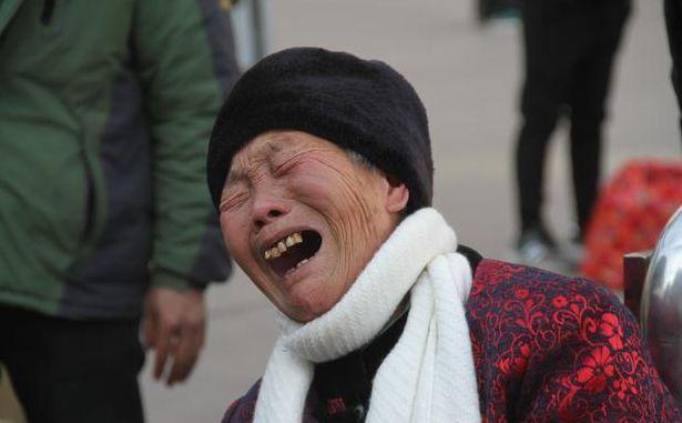 儿子打骂母亲把老人赶出家门一张带血的纸巾才知他别有用心