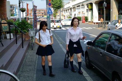 图十,日本仙台街头的女中学生们 拍摄于2005年9月2 