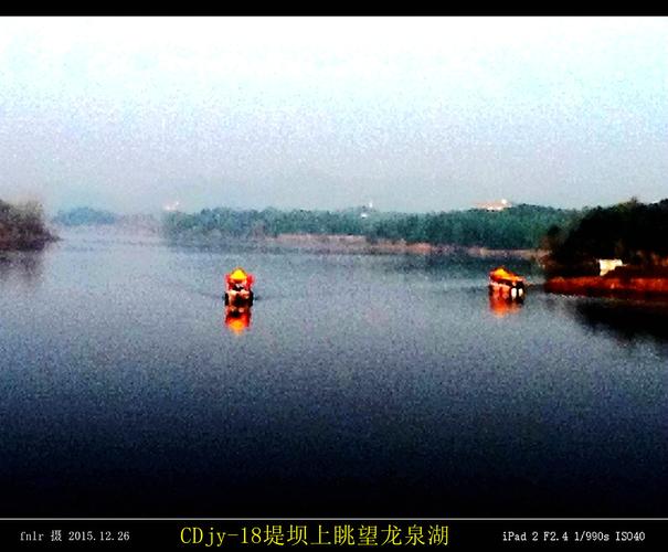 龙泉湖景区位于北距成都38公里,南距简阳城17公里,西距三岔