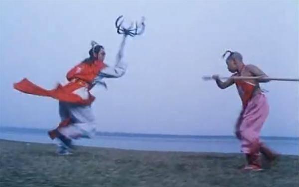 1999年的《莲花童子哪吒》也很经典,曹骏主演的,当时化着烟熏妆的敖丙