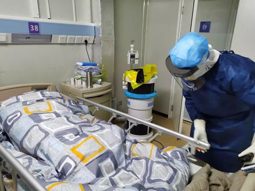 寂静的夜空下,火神山医院的病房里,各项救治工作正在有条不紊的进展着