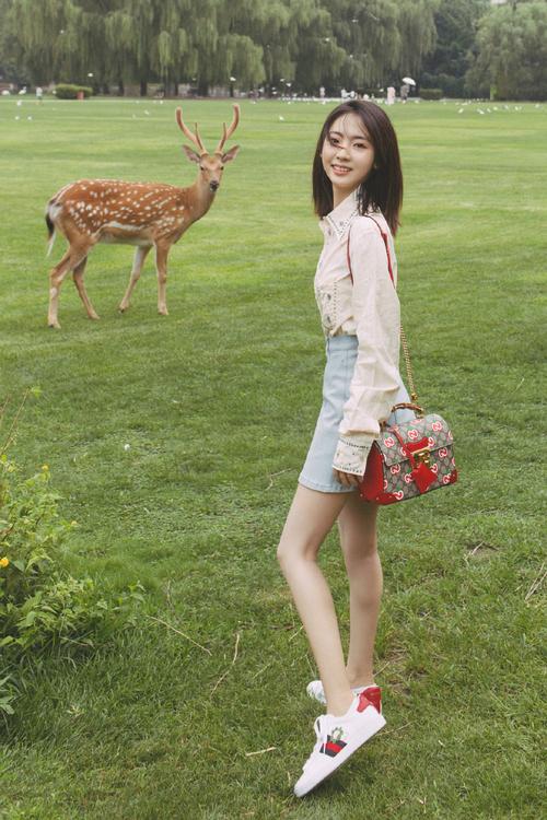 邢菲灵动少女风写真图片