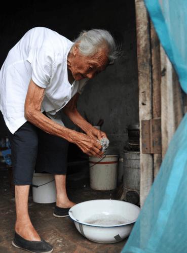 98岁驼背老母亲无怨无悔照顾瘫痪儿子40