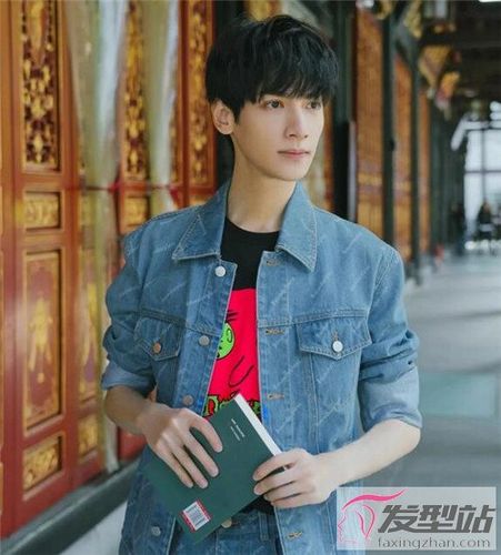 罗云熙最新发型英伦风帅气迷人