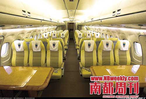 客舱内部.座椅上方空间较窄,行李架空间紧凑.