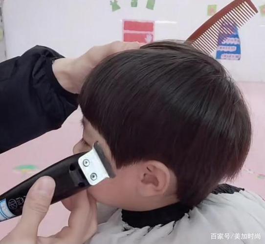 6,用电推清理一下碎发,让发型更清爽干净.