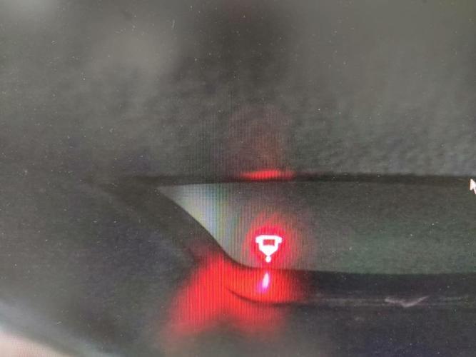 仪表盘上的灯是柴油车油水分离器灯,意思是油水分离器的水多了,需放