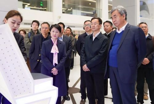 苏州市政府秘书长周伟一行赴浙江吉利控股集团有限公司参观考察 相城