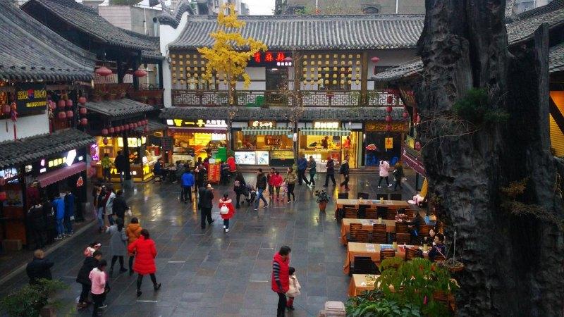 德阳文庙礼乐亭 文庙的后院连接着院墙外的步行街,一扇木门仿佛隔断了