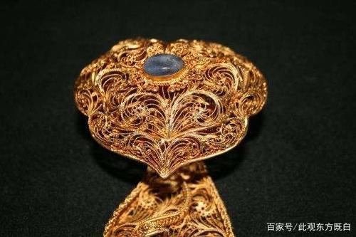 在我国的春秋战国年代,有一种叫做金银错的工艺,花丝镶嵌工艺就是