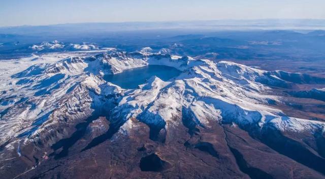 长白山,位于吉林省安图县二道白河镇池北区东南部,东南与朝鲜毗邻