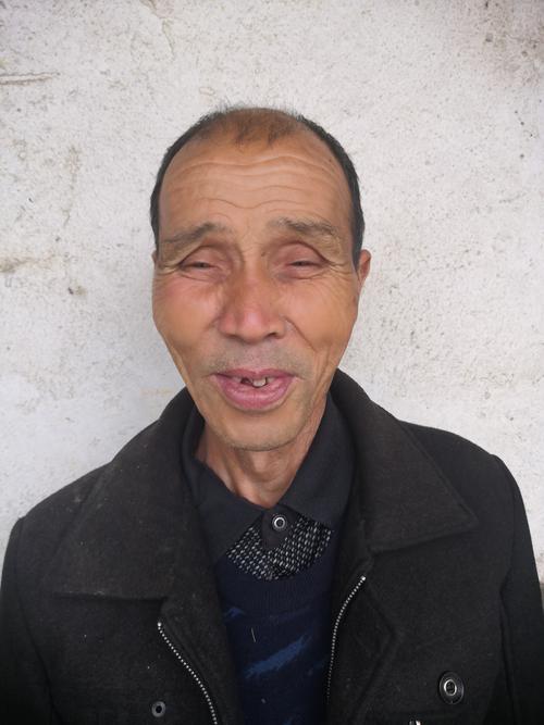 父爱如山;记湖南省溆浦县大江口镇金桥村七十岁以上的