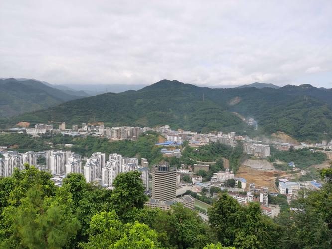 田林县城爬万吉山,利周乡赶瑶集,老山村走村道.
