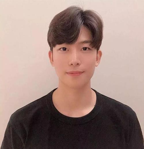 男生三七分烫发发型