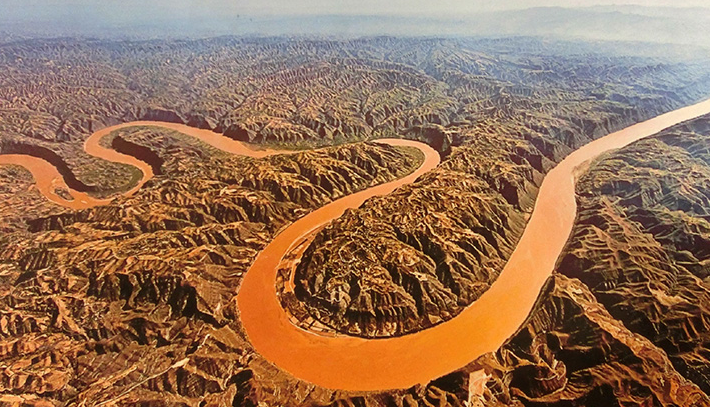 "奔向","劈成"表现了黄河的力量之大;" 3,宛转","九曲连环"表现了黄河