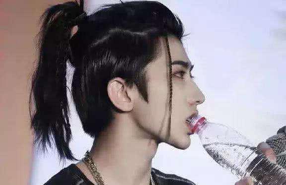 娱乐圈男明星的马尾照:王一博少年感十足,李现的太搞笑!
