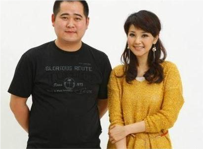 与杨扬日久生情,后来走到一起,并于2004年生下儿子杨浩森