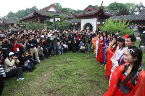5月23日,300多名摄影师及摄影爱好者齐聚东湖梅园,参加由湖北