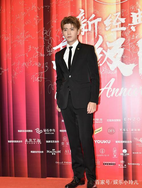 任嘉伦的时装突显型男魅力,完美诠释简约,犹如行走的