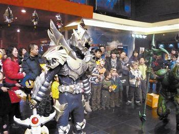 铠甲演员穿皮套过程 铠甲演员皮套怎么穿的