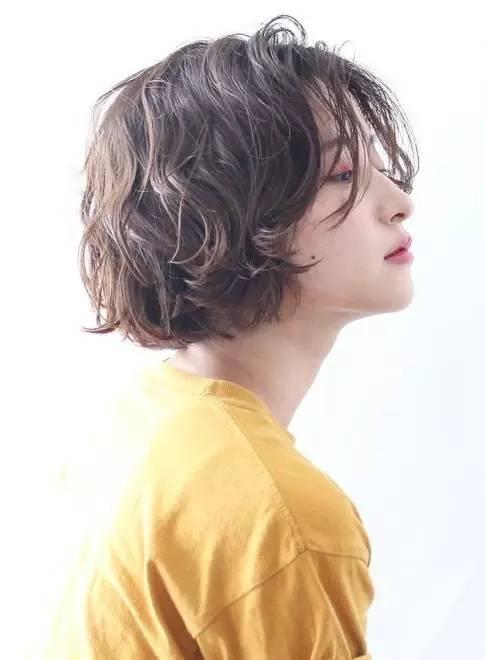 被称为仙女烫的齐肩短发,表面烫出纹理烫,还有一种重点卷度在发尾向里