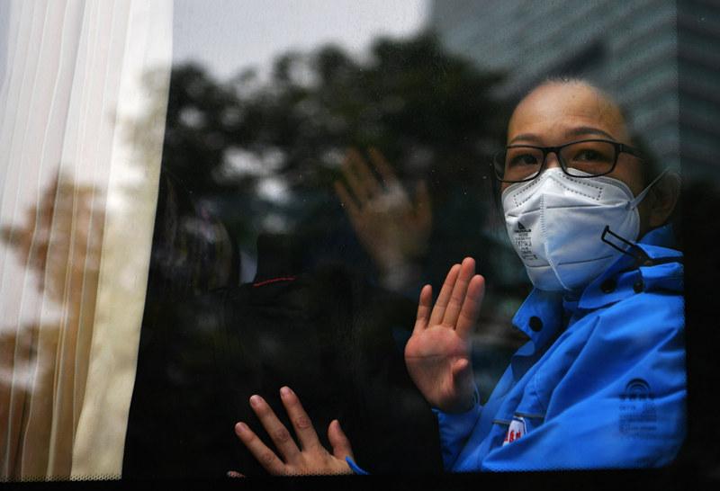 援助湖北应对新冠肺炎疫情医疗队成员与家人,同事们告别后出征