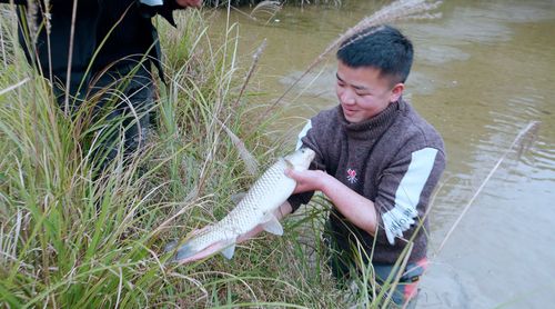 农村小伙去田里抓稻花鱼,没想到抓到几条5斤大的草鱼