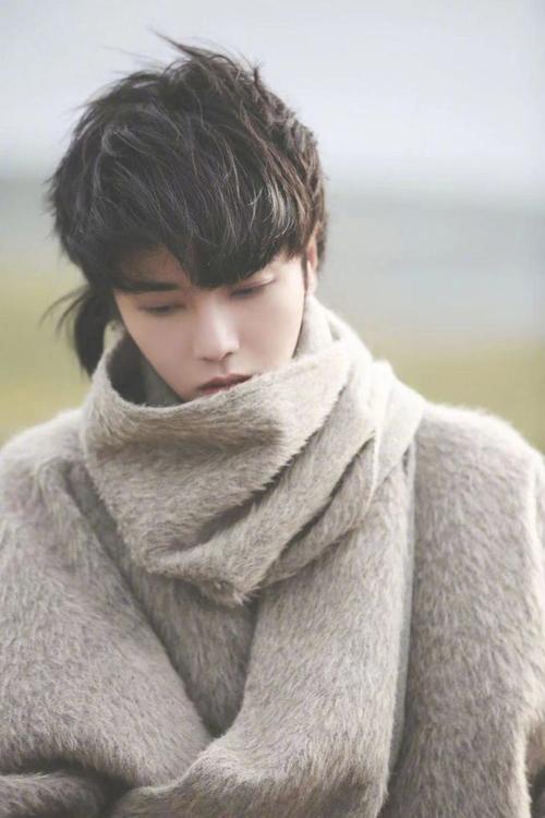 华晨宇最新写真大片释出潇洒慵懒少年感十足