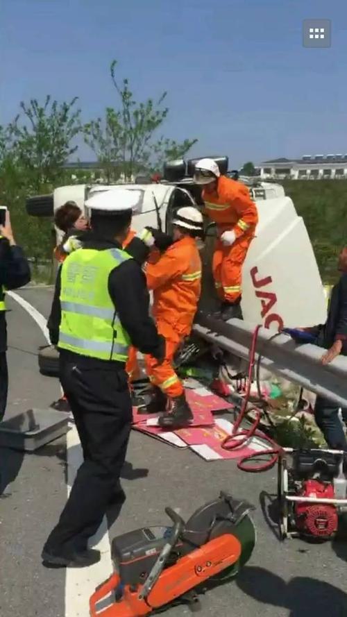 彭泽:高速收费站匝道口处发生一货车侧翻