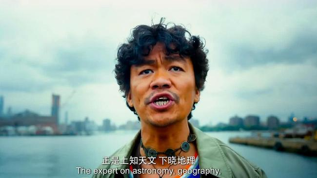 前面的唐仁是有点好色的神探,而《唐人街探案3》里的唐仁是神探里的