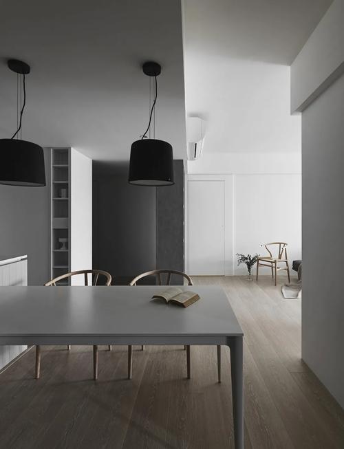 极简主义装修黑白灰打造了一个纯净的亲子小宅