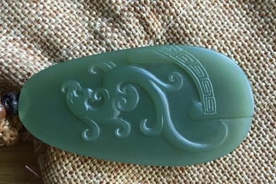 新疆青玉山料仿古龙牌挂件无结构无瑕疵苏工朴字款保真特价促销-淘宝