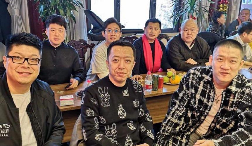 毕竟德云社与郭德纲平辈的演员也没几个,除了德字辈的,于谦,侯震,高峰