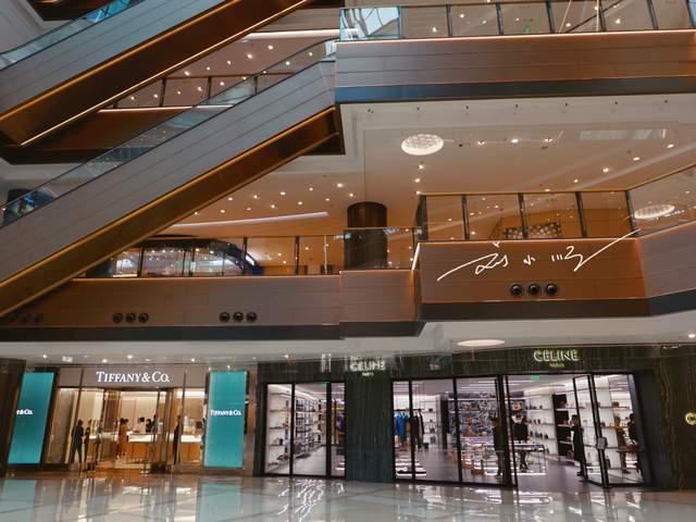 上海徐家汇最高档的商场里面好多奢侈品游客直呼逛不起