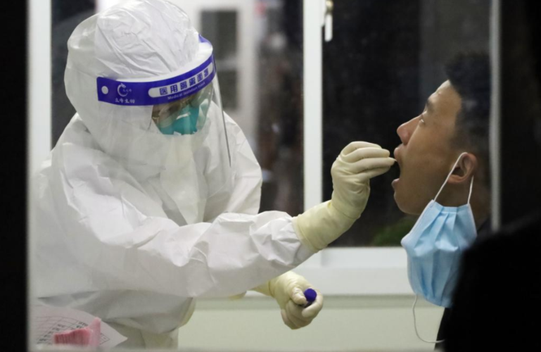 7月21日,在南京市溧水区人民医院,医务人员为市民进行核酸检测取样.