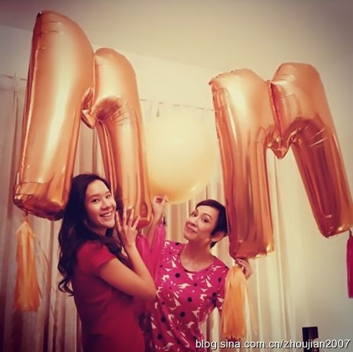 周润发前妻余安安两个女儿近照曝光
