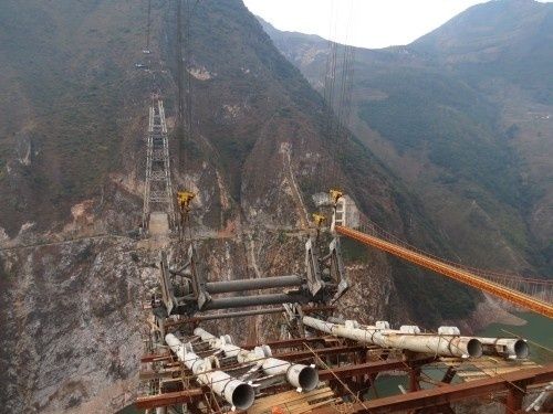 云南大瑞铁路澜沧江特大桥钢管拱顺利合龙