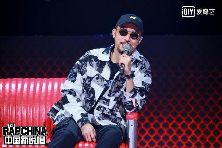 而当晚最"炸场"的便要属来自新疆的rapper那吾克热,一首《儿子娃娃》